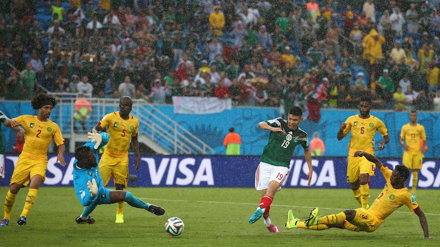 Oribe Peralta puts Mexico ahead