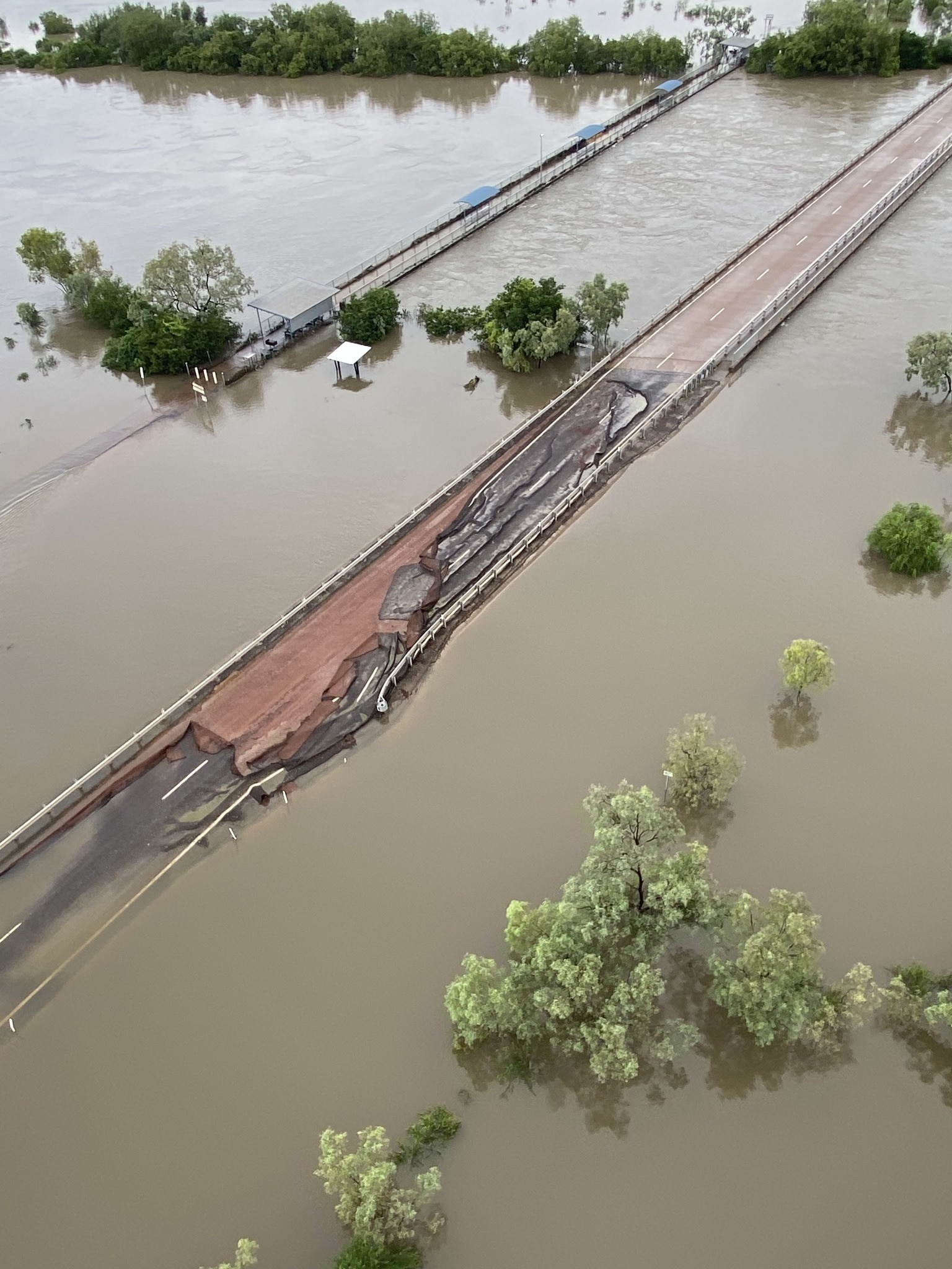 Uma ponte danificada pelas enchentes.