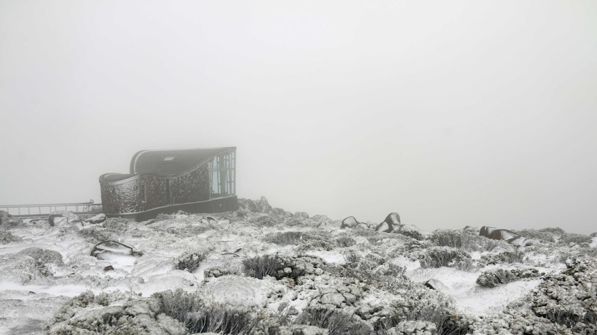 Late summer snow on Mount Wellington/kunanyi