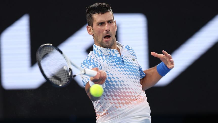 Novak Djokovic gewinnt das Finale der 10. Australian Open, während sein Vater fernbleibt, um „Störungen“ zu vermeiden.