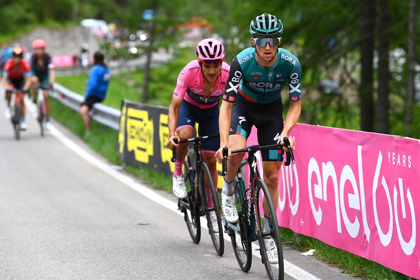 Jay Hindley lleva a Richard Carabas en su bicicleta