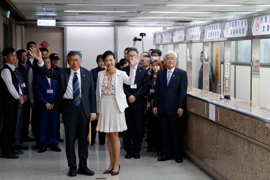 台湾民众党总统正副获选人到中选会正式登记。