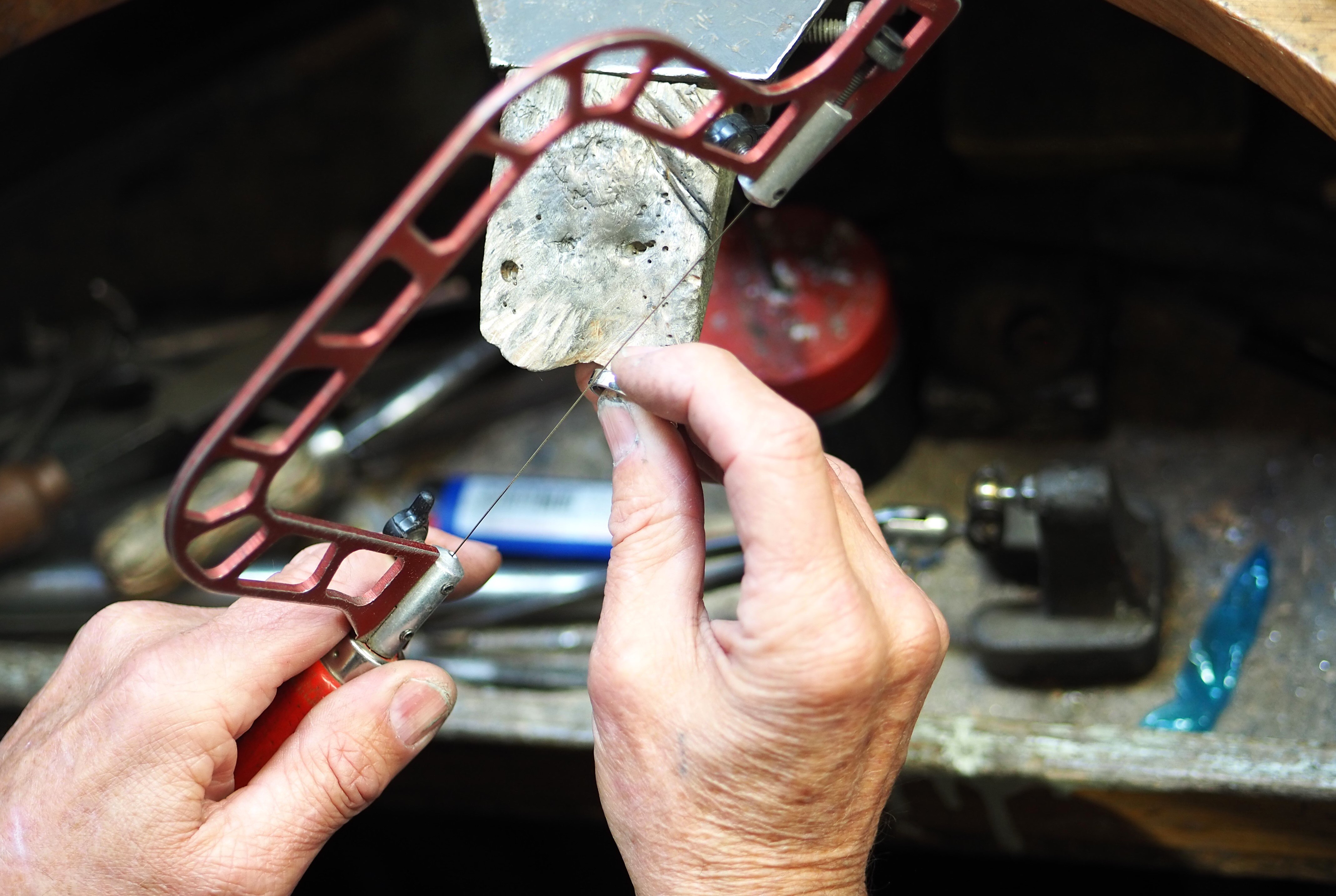 Manos haciendo joyas