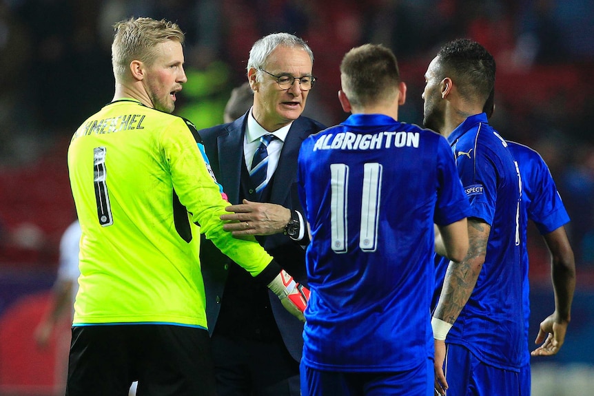 Leicester manager Claudio Ranieri (2L) talks to players after a Champions League match with Sevilla.