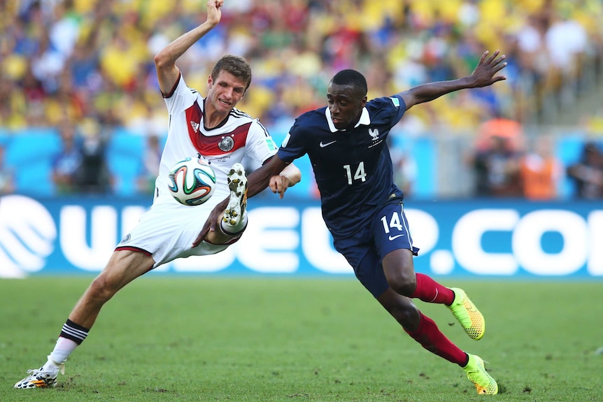 Matuidi contests the ball with Mueller