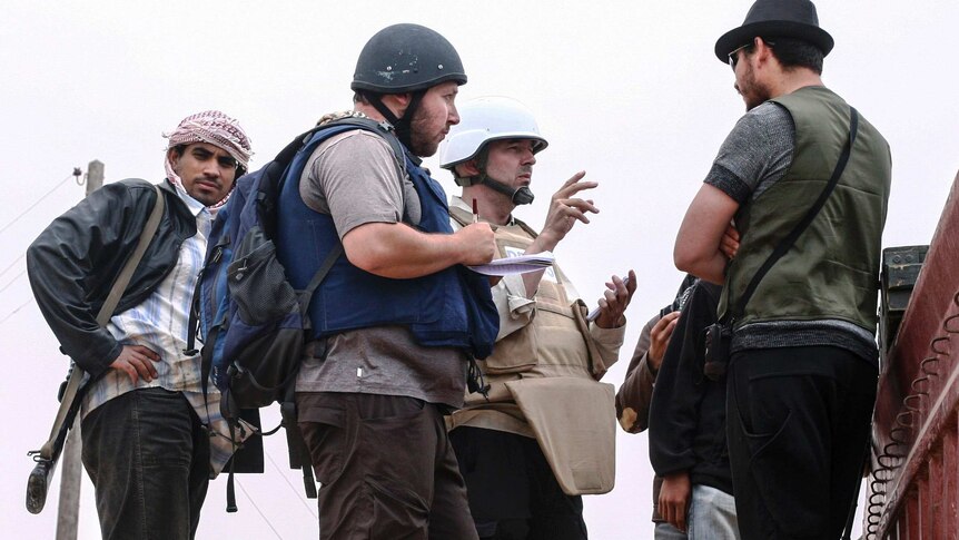 US Steven Sotloff speaks with Libyan rebels on the Al Dafniya front line.