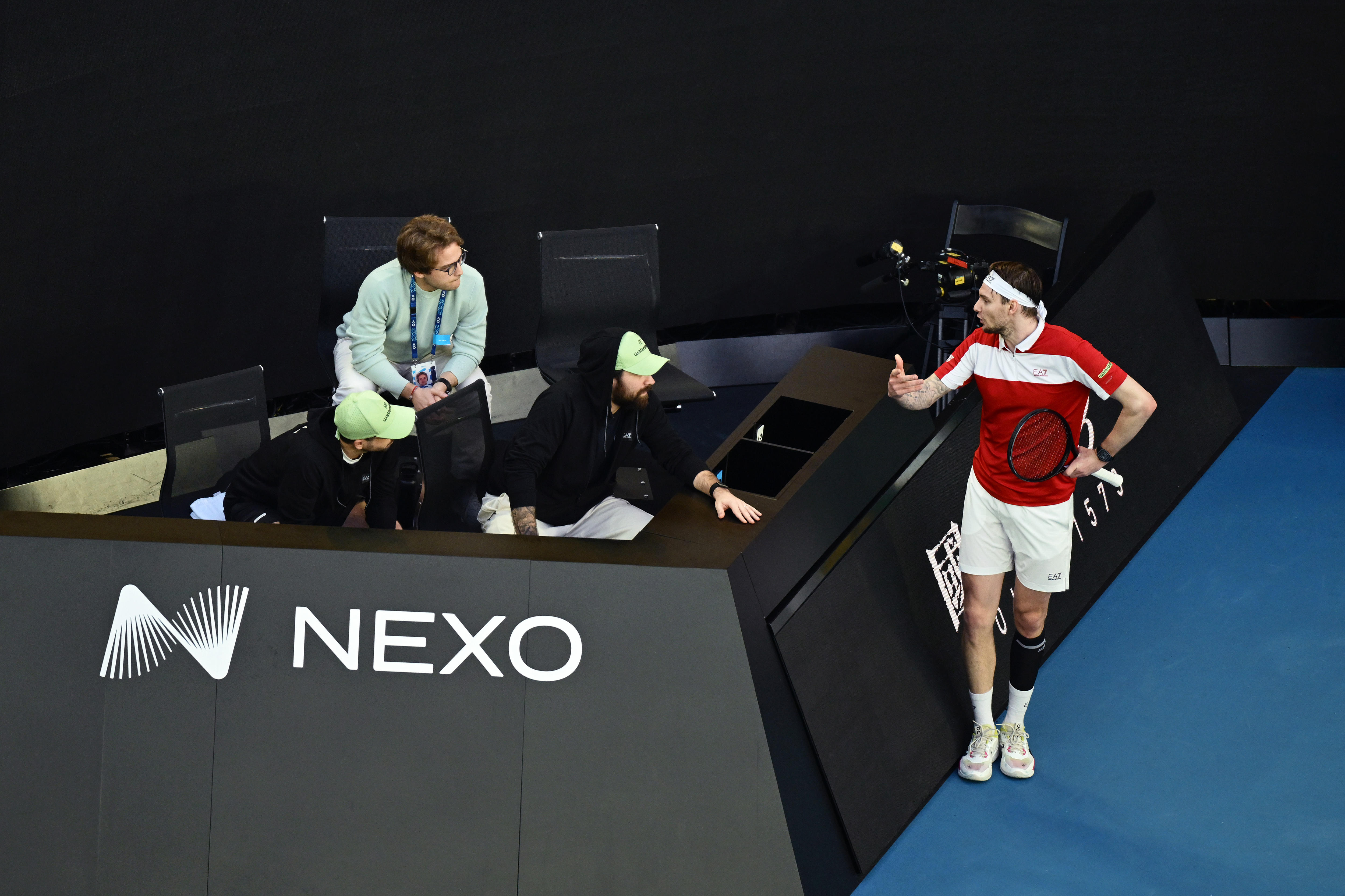 Alexander Bublik fala irritado com seus treinadores na lateral da quadra