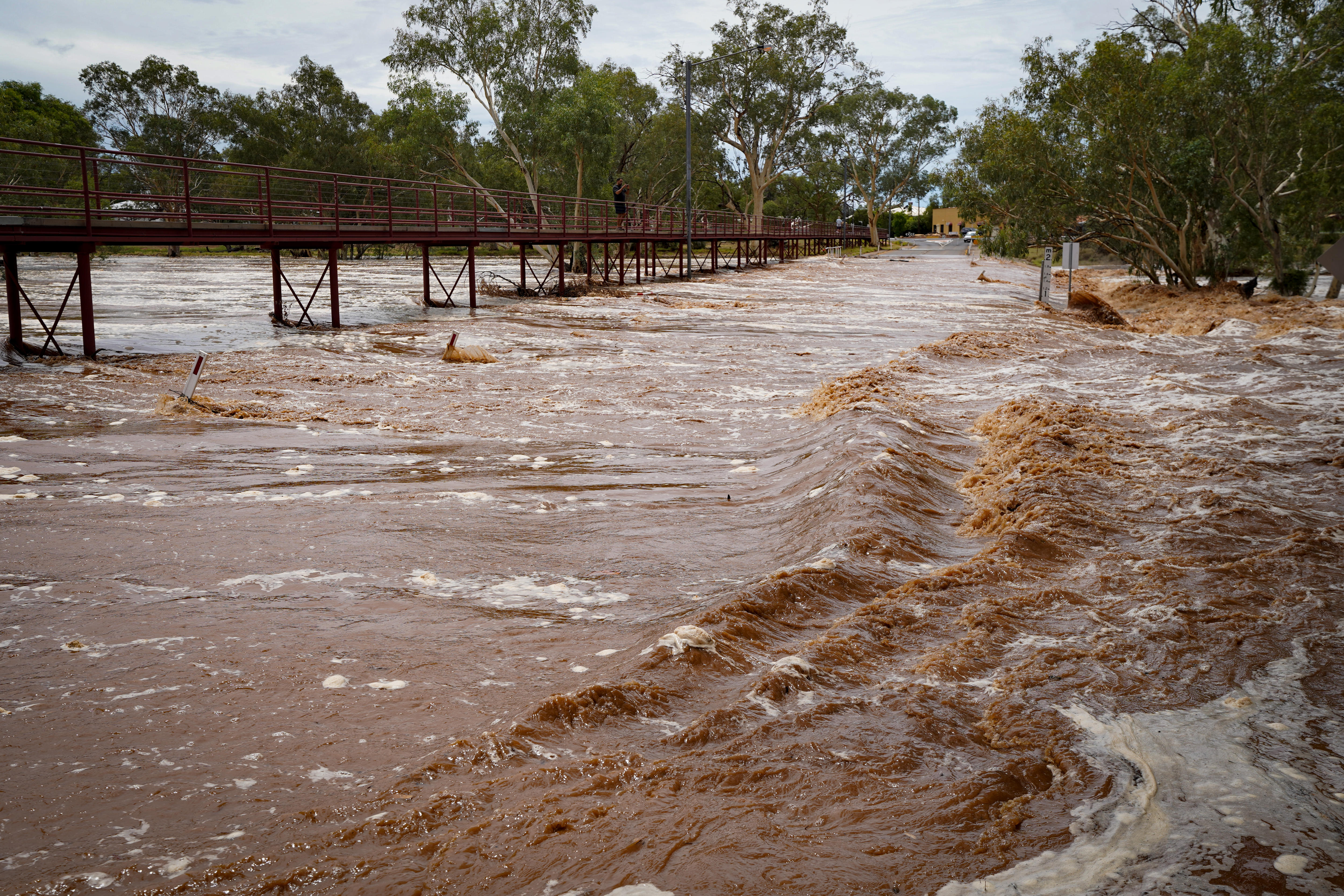 Inundaciones marrones fluyen por la ciudad.