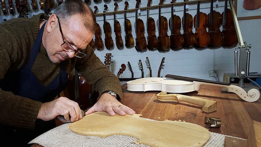 Simon Daly luthier
