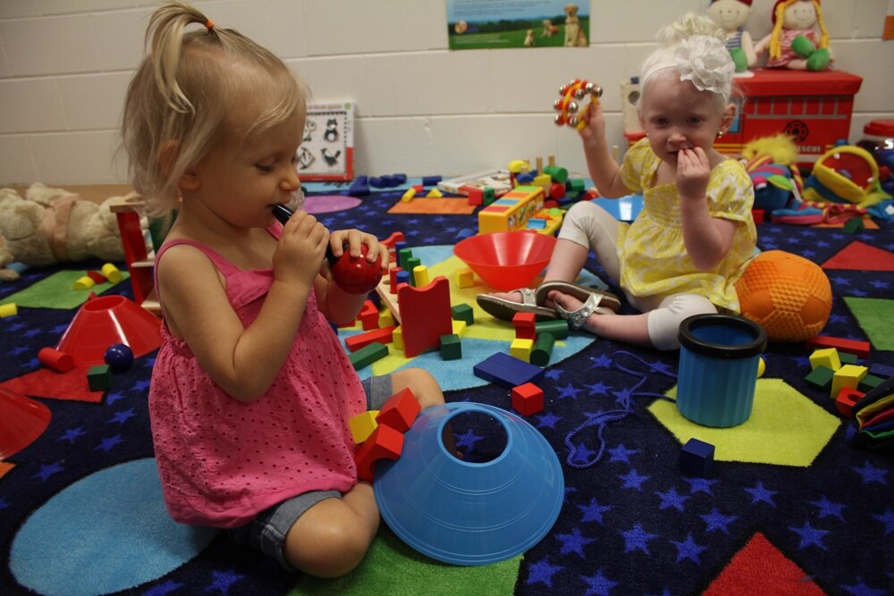 Игрушки для детей 1 год. Занятия игры с ребенком 1 год. Игры для малышей 1 год. Игры для детей 1 года. Монтессори занятия для детей 1-2 года.