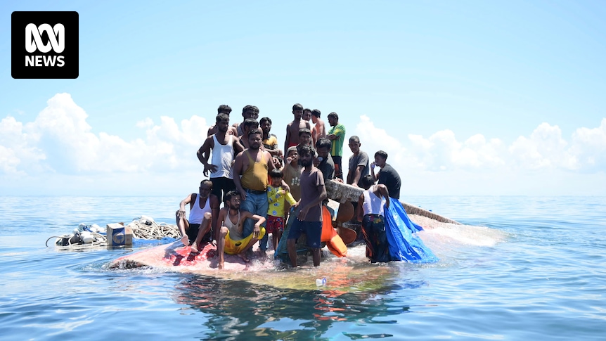 Awak kapal Indonesia menyelamatkan puluhan pengungsi Rohingya dari perahu yang terbalik
