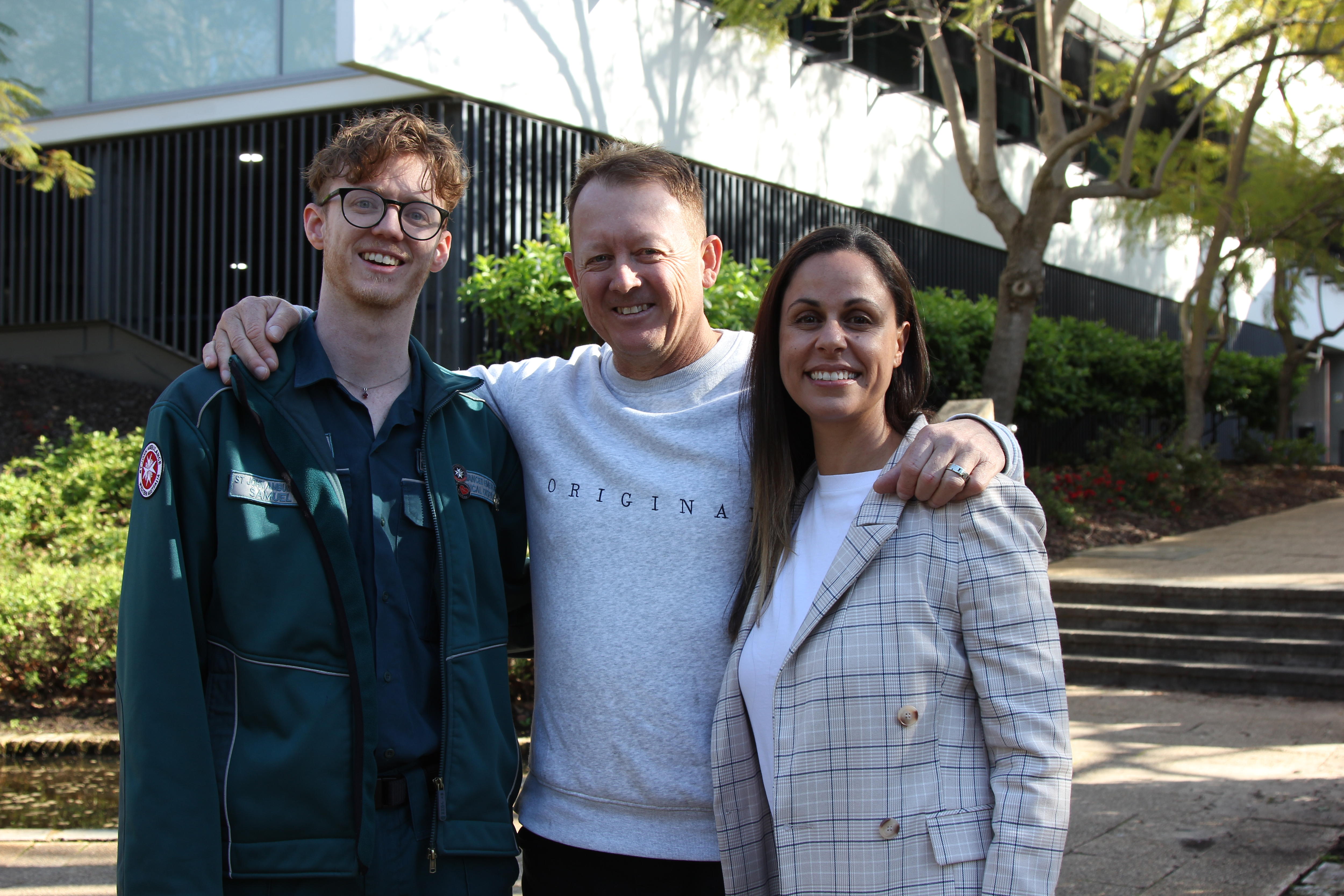 Scott and Olyvia meet 000 call taker