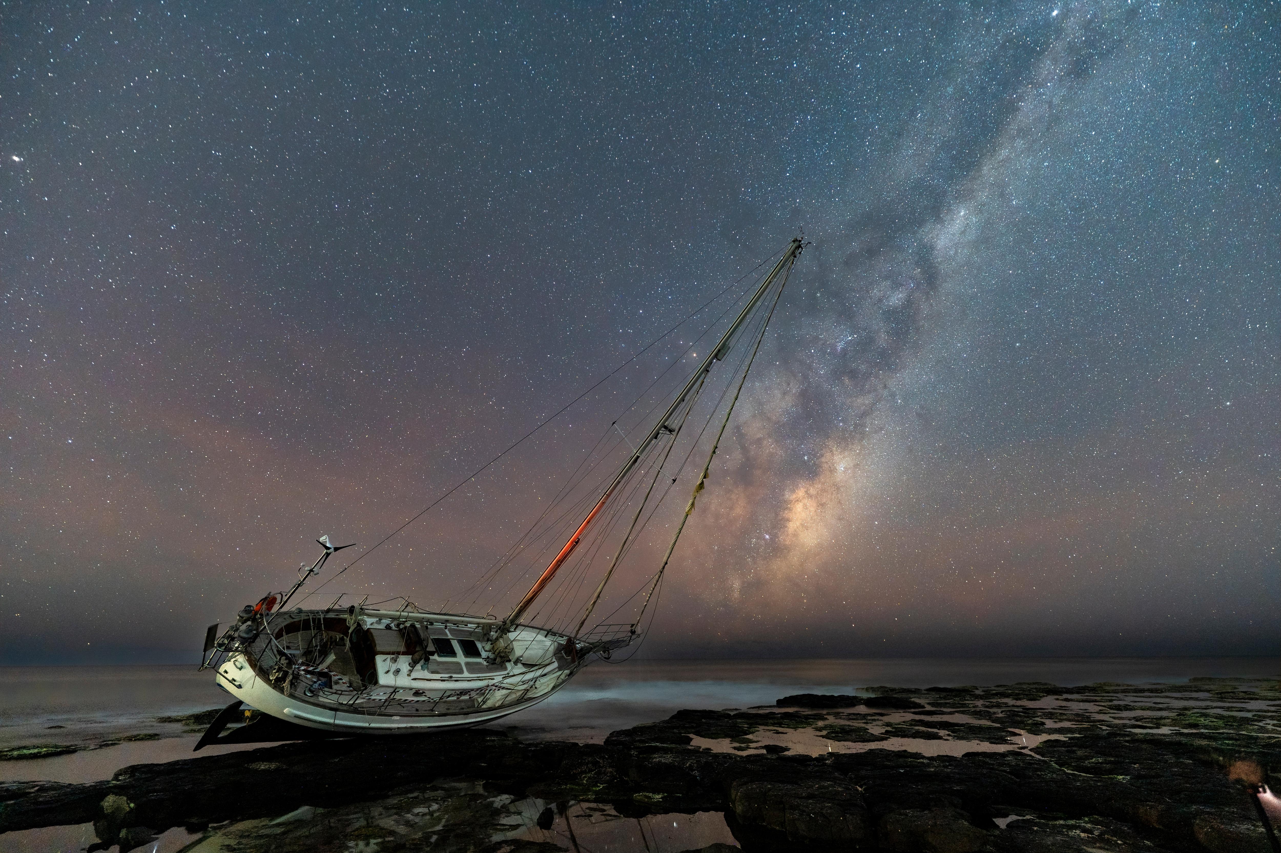 Ecologist worried damaged boat could pollute sensitive rock platform