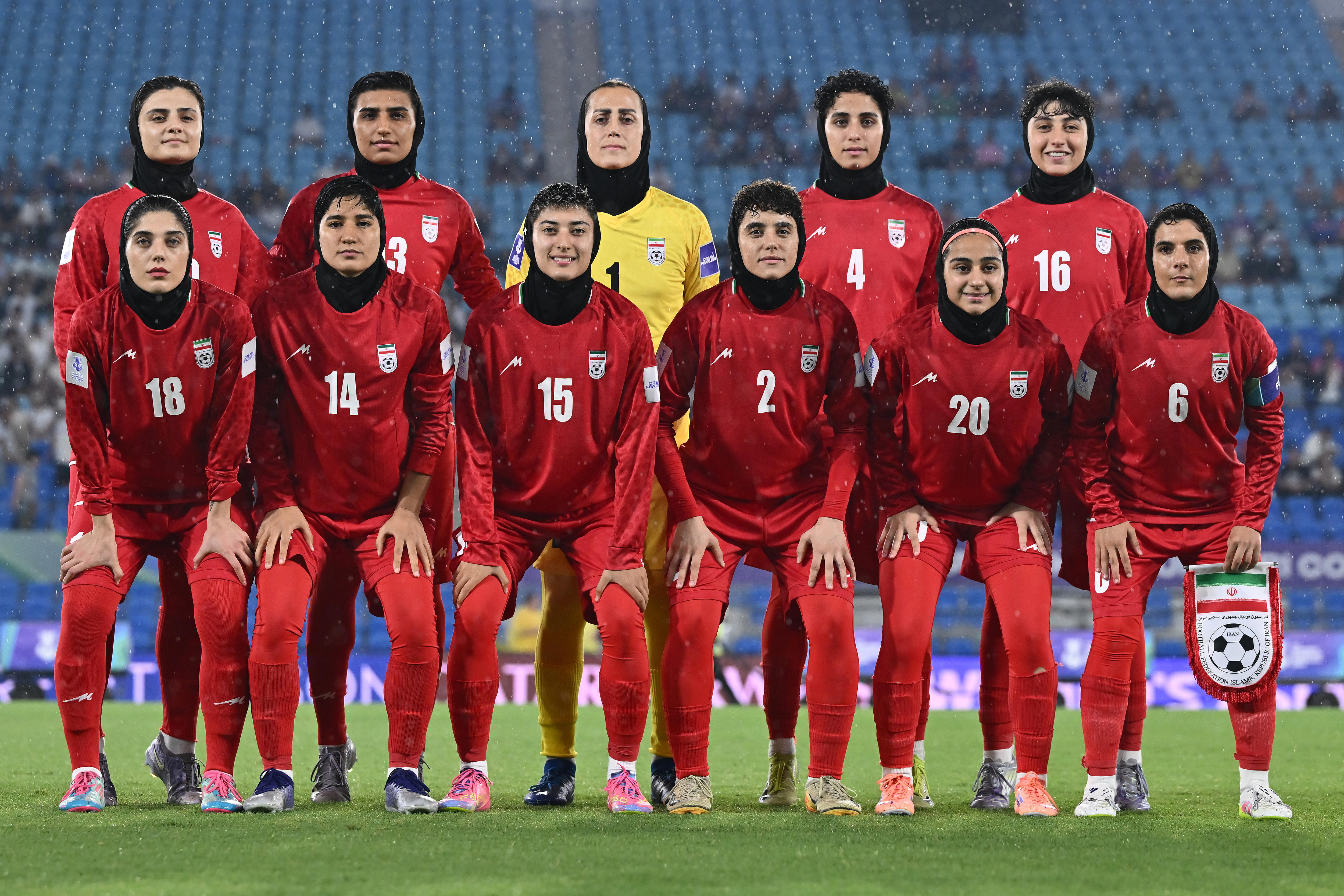 Uma foto da seleção iraniana de futebol feminino antes de uma partida da Copa Asiática Feminina.