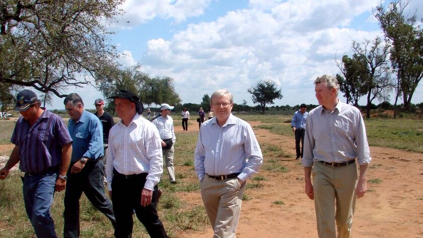 Prime Minister Kevin Rudd and Federal Agriculture Minister Tony Burke, right, visit Wyuna