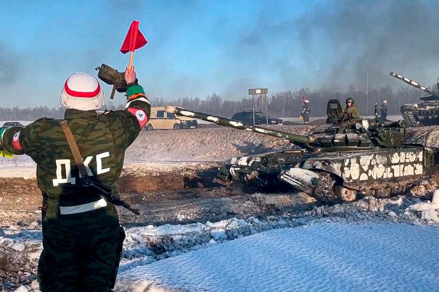 Российские военные танки движутся, когда ими управляет военнослужащий