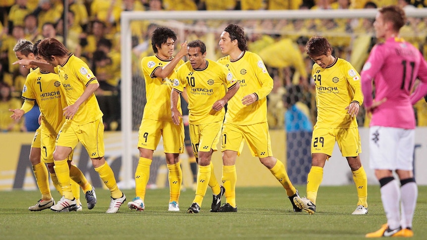 Leandro Domingues (#10) scores for Kashiwa Reysol against the Central Coast Mariners.