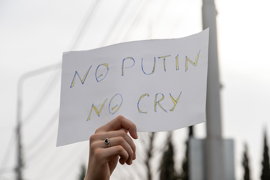 A sign reads 'No Putin No Cry'.