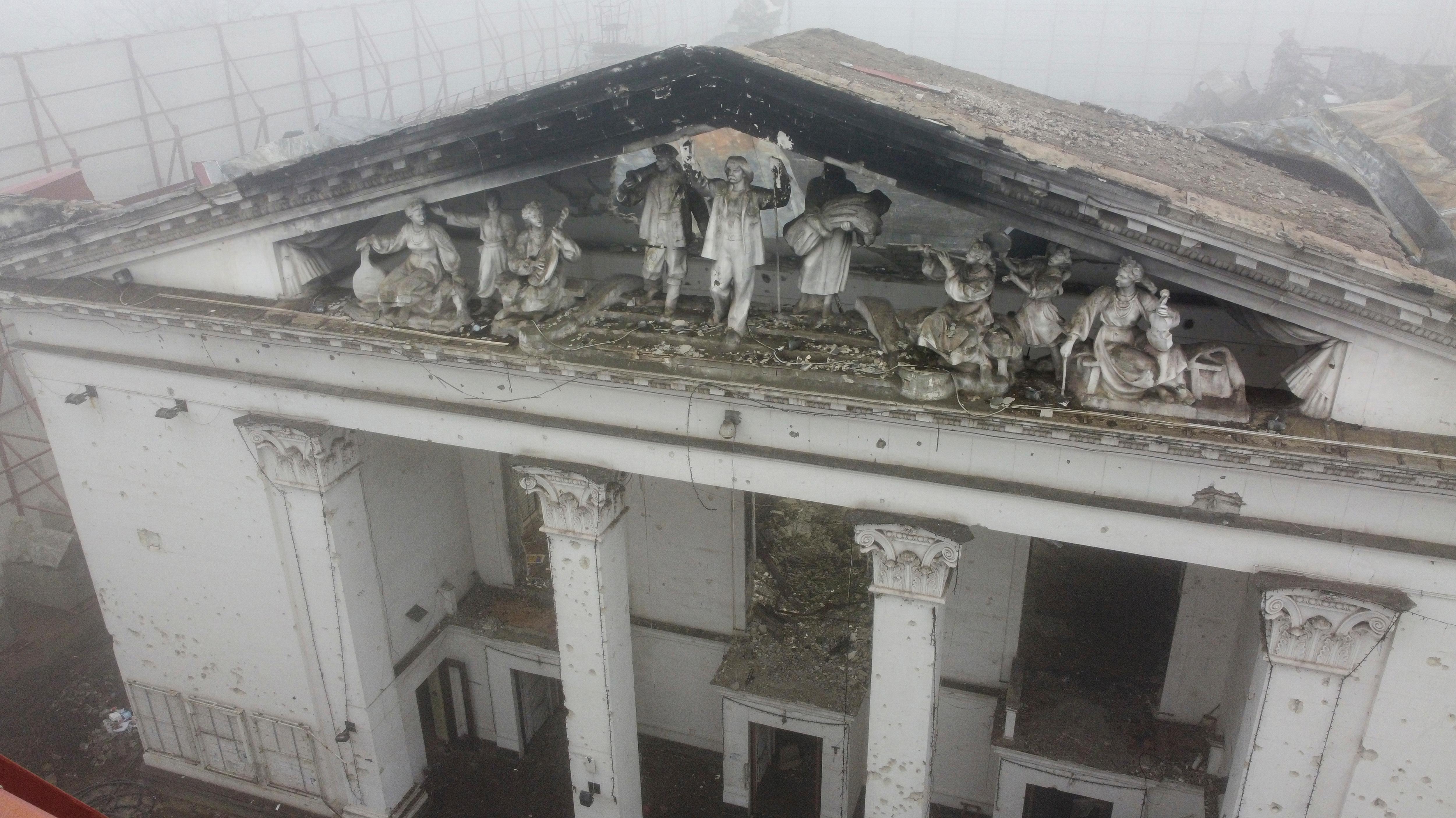 A sculptural composition depicting Soviet people of different professions decorates the destroyed Mariupol theatre.