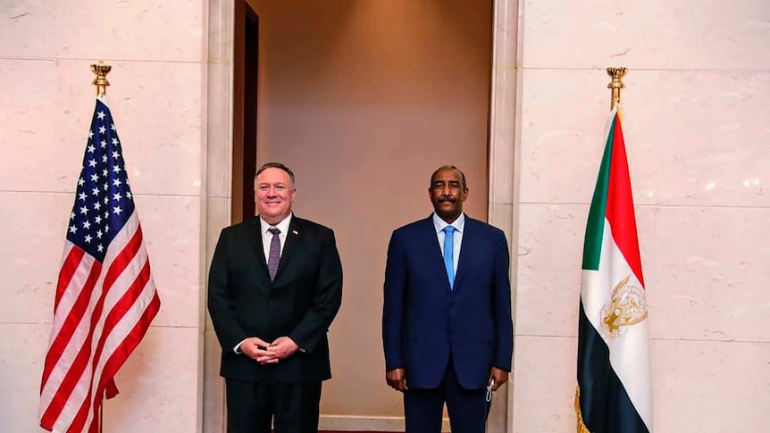 US Secretary of State Mike Pompeo stands with Sudanese General Abdel-Fattah Burhan.