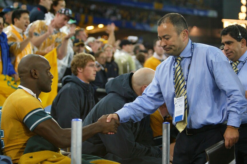 Eddie Jones shakes hands with Wendell Sailor after the 2003 World Cup final.