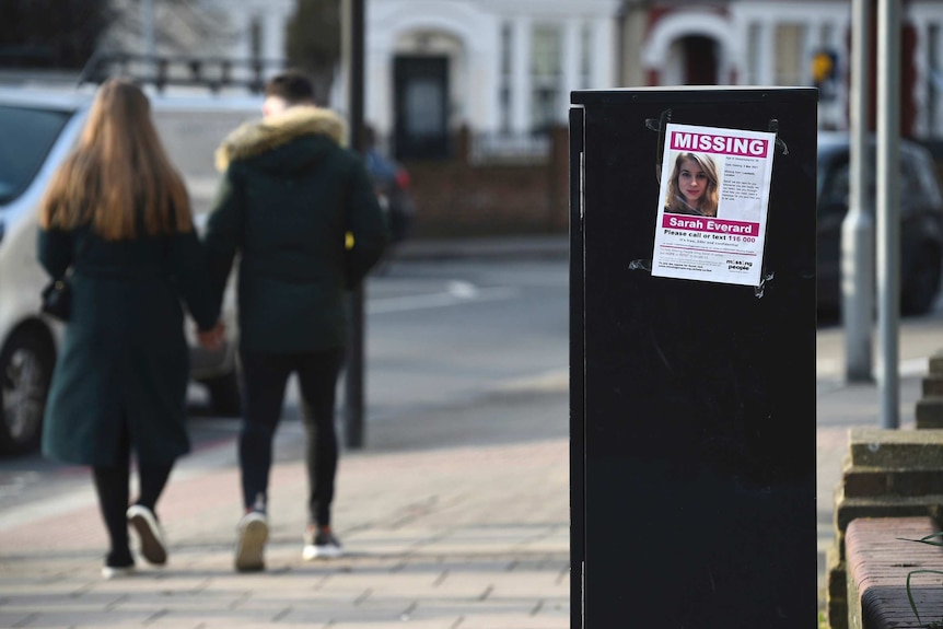Une affiche demandant aux gens des informations sur la femme disparue Sarah Everard est vue dans une rue de Londres.