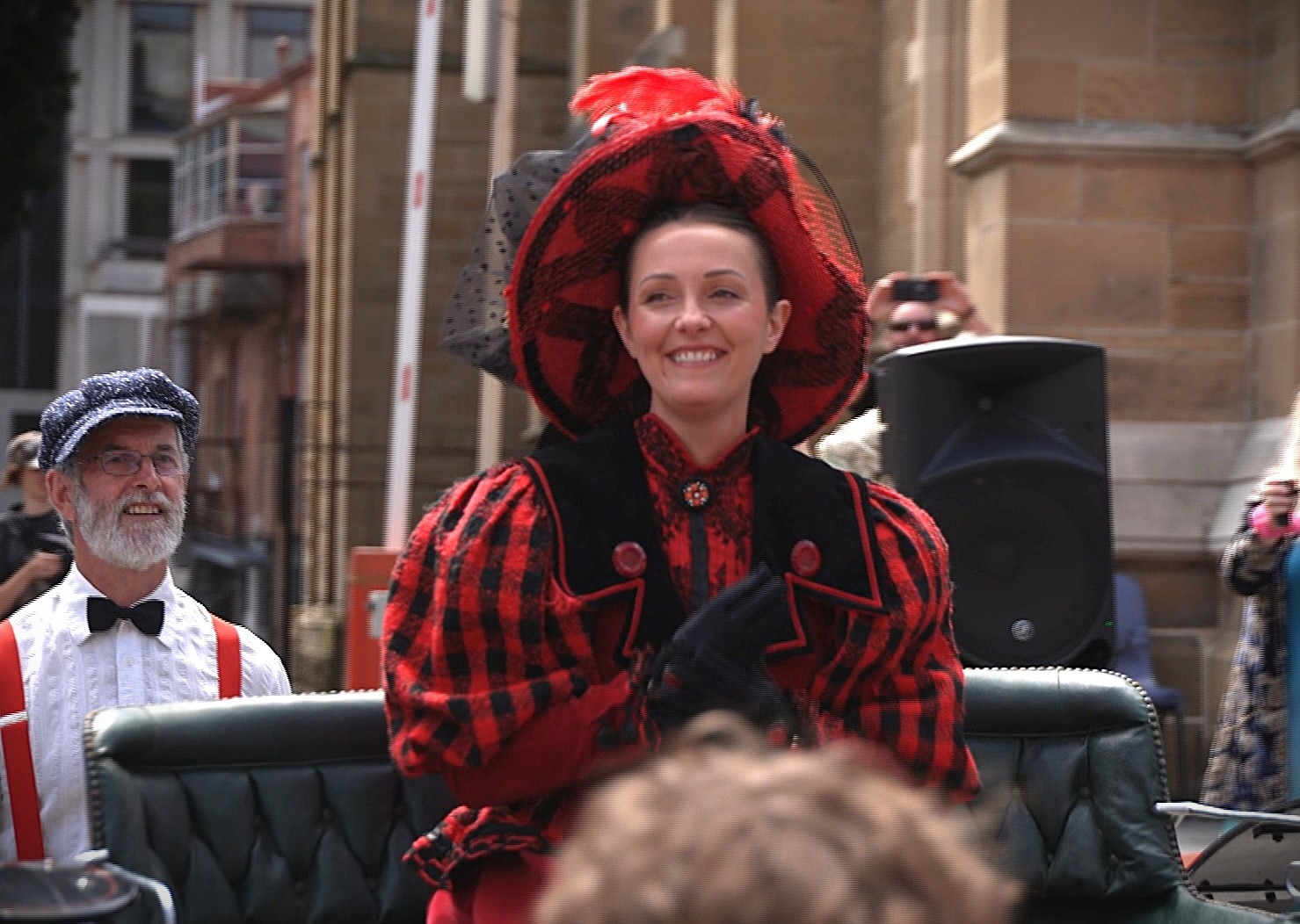 Una mujer vestida con un traje del siglo XIX.