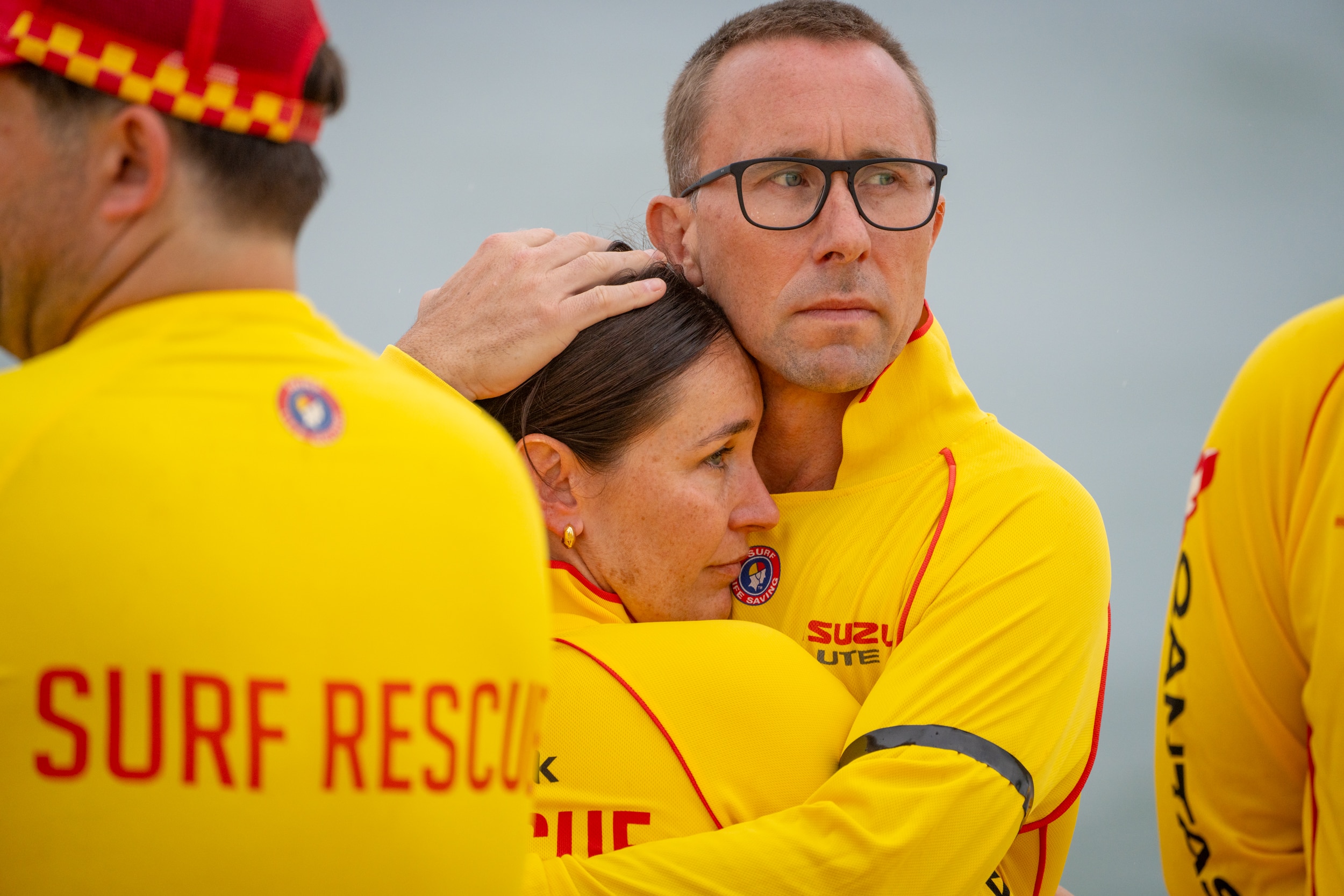 Abraço de dois salva-vidas 