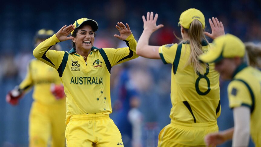 Victory is ours ... Lisa Sthalekar (L) celebrates back-to-back World Twenty20 titles with Ellyse Perry.