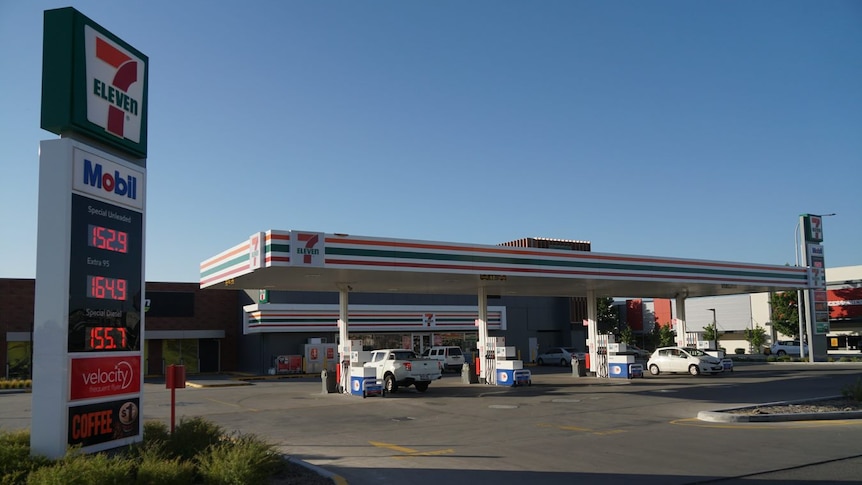 A wide shot of a 7-Eleven petrol station 