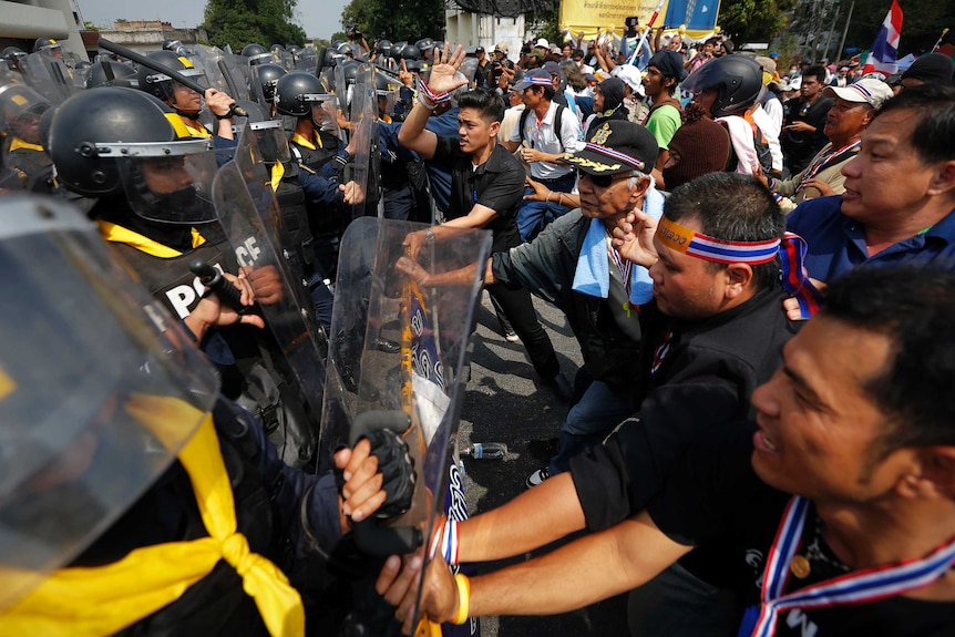 Thai police clash with protesters in Bangkok