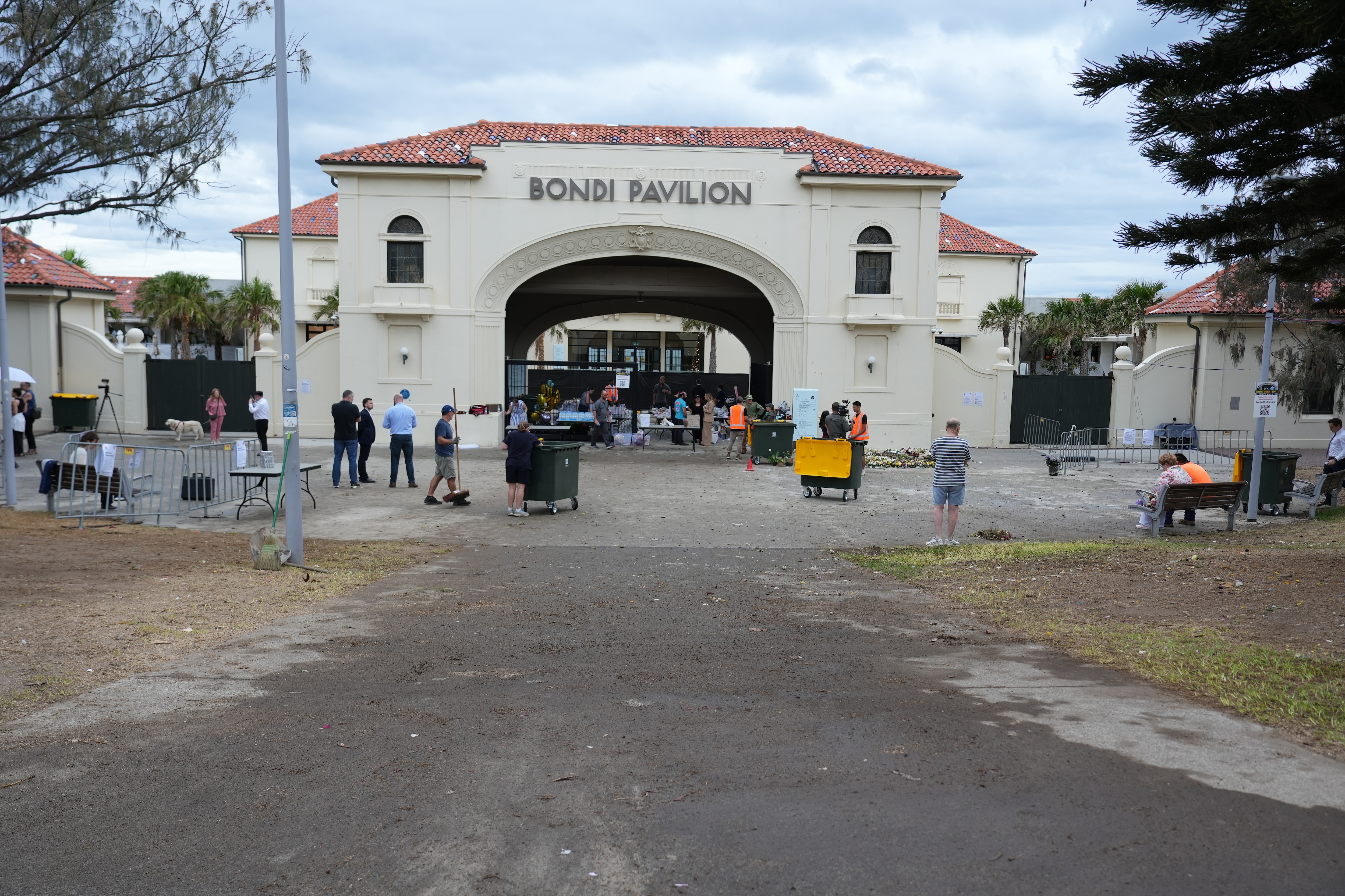 La gente ordena las fotografías fuera del Bondi Pavilion.