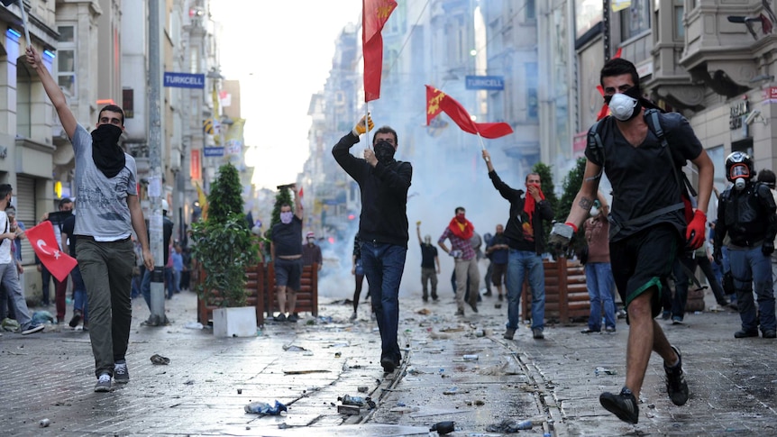 Protestors march toward Turkish riot policemen