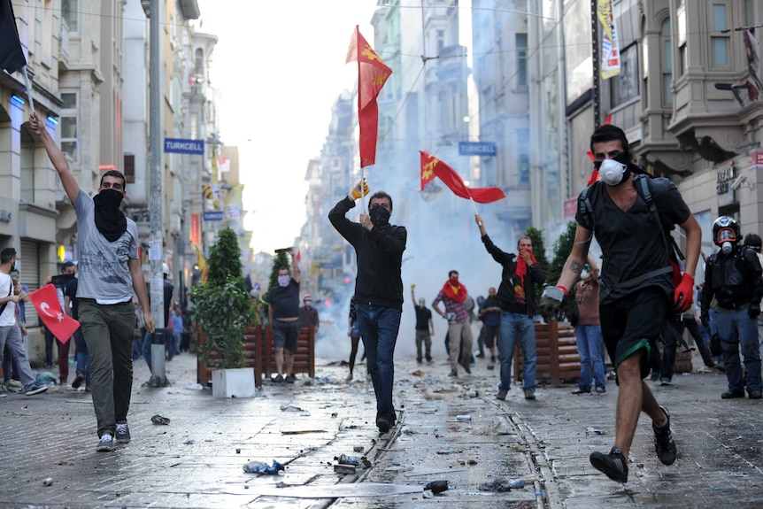 Protestors march toward Turkish riot policemen