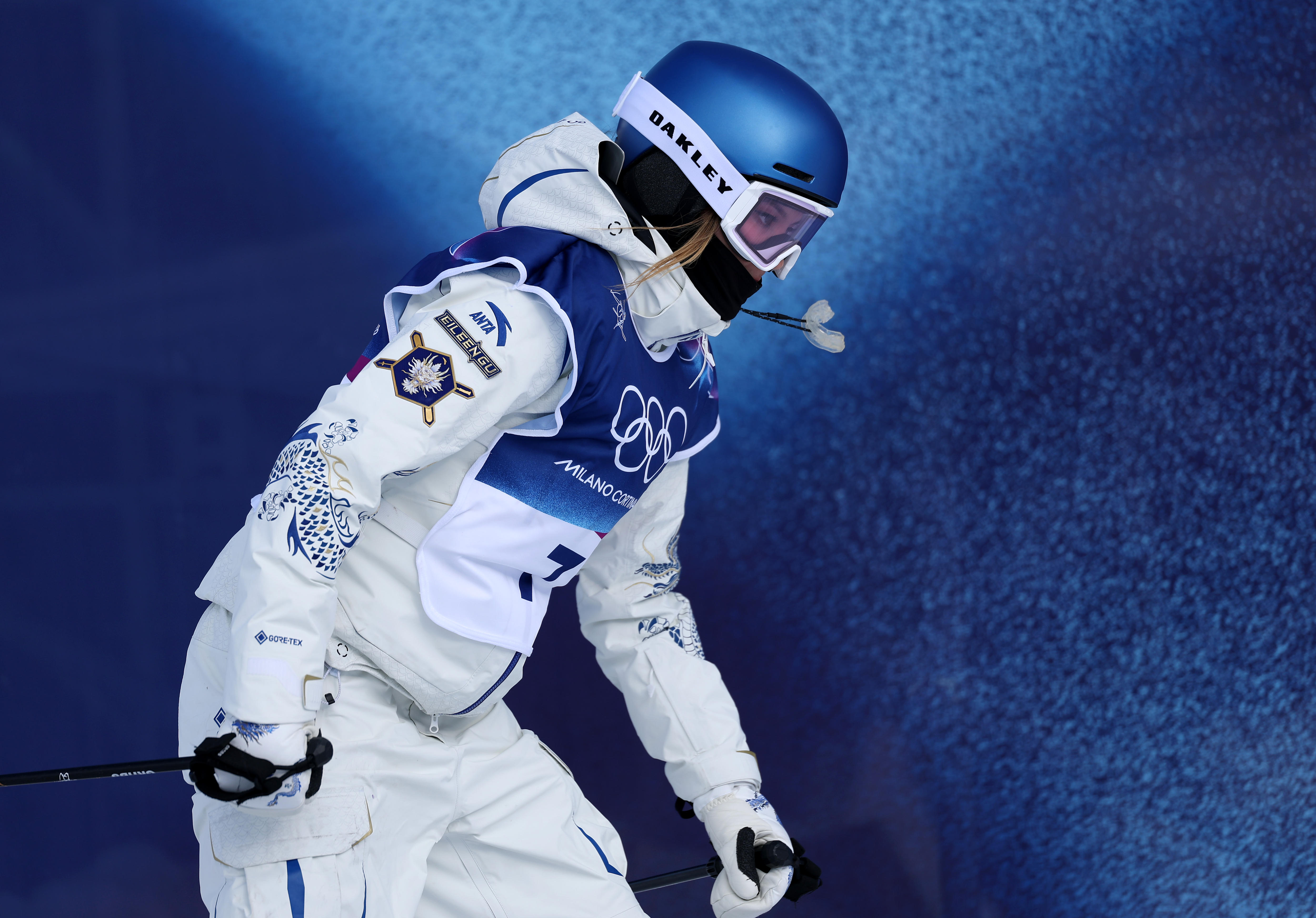 Eileen Gu competindo nos Jogos Olímpicos de Inverno de 2026.