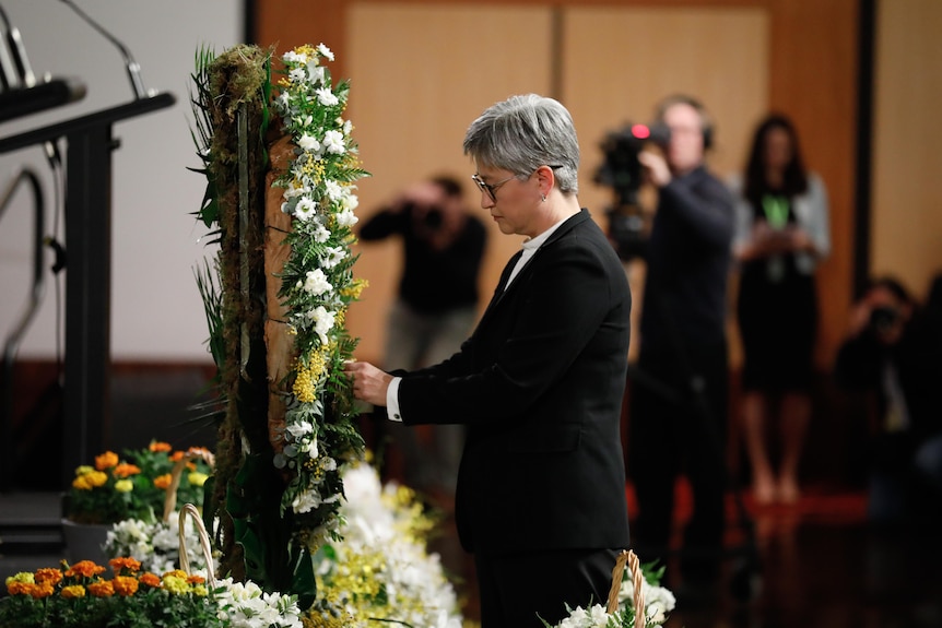 Penny Wong lays wreath at the bali bombing memorial service in parliament house.
