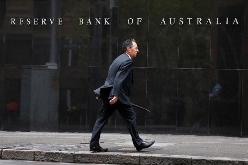 한 사업가가 시드니에서 호주중앙은행 앞을 지나가고 있다