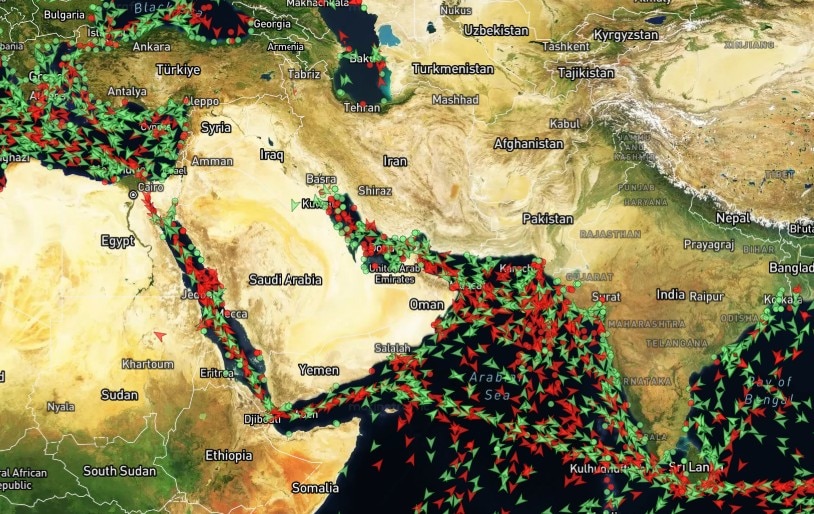 Un mapa de Oriente Medio que muestra los movimientos de buques de carga y petroleros a través de las principales rutas marítimas.