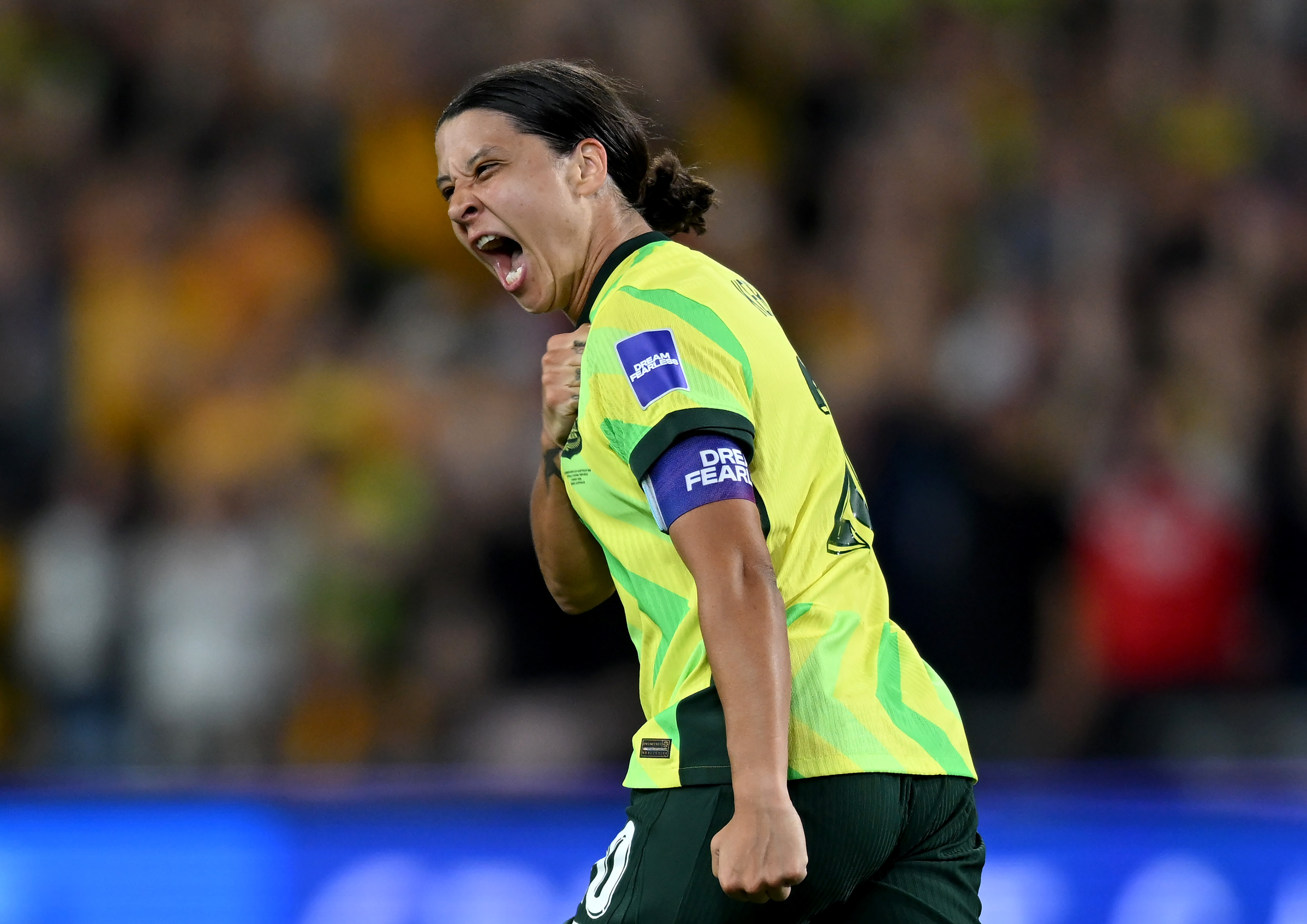 Sam Kerr grita em comemoração após marcar um gol
