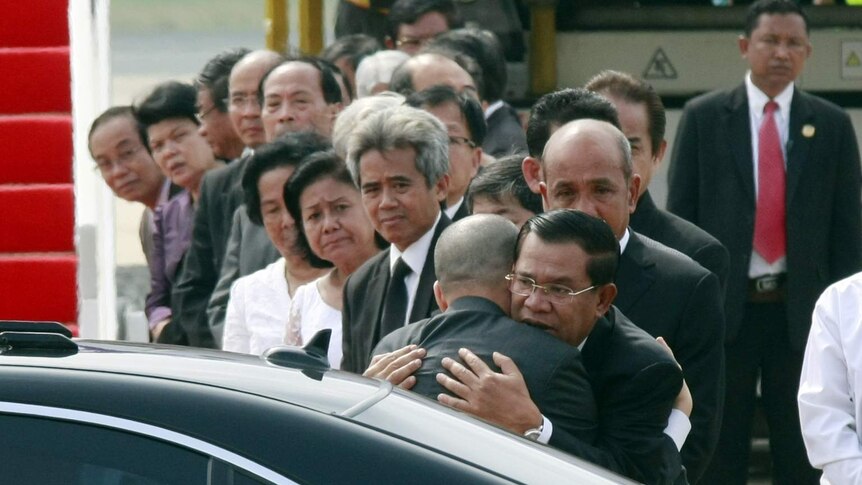 Cambodian PM consoles King Norodom Sihamony