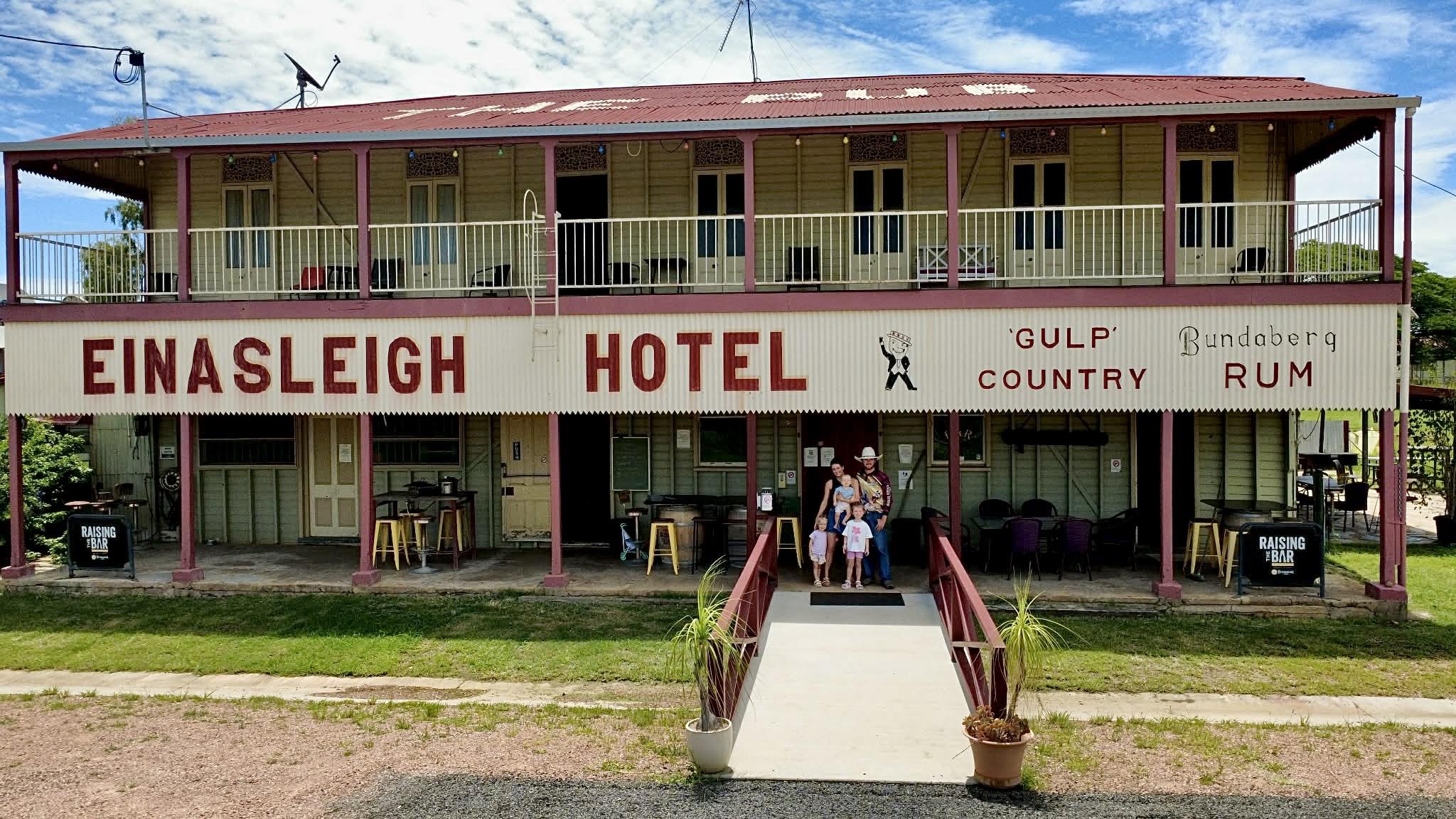 Familia frente a un antiguo pub.