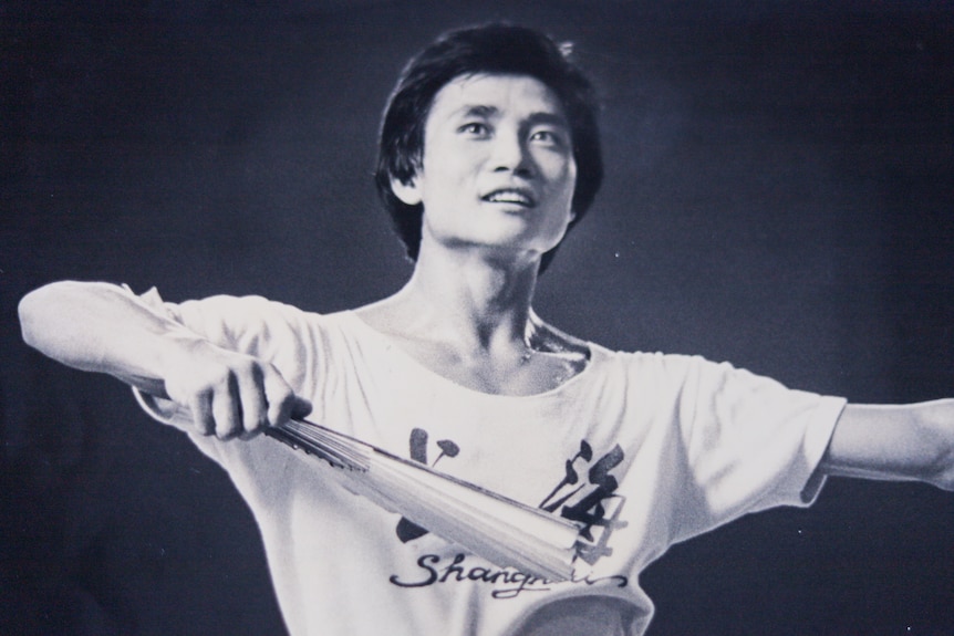 A young Li Cunxin dancing