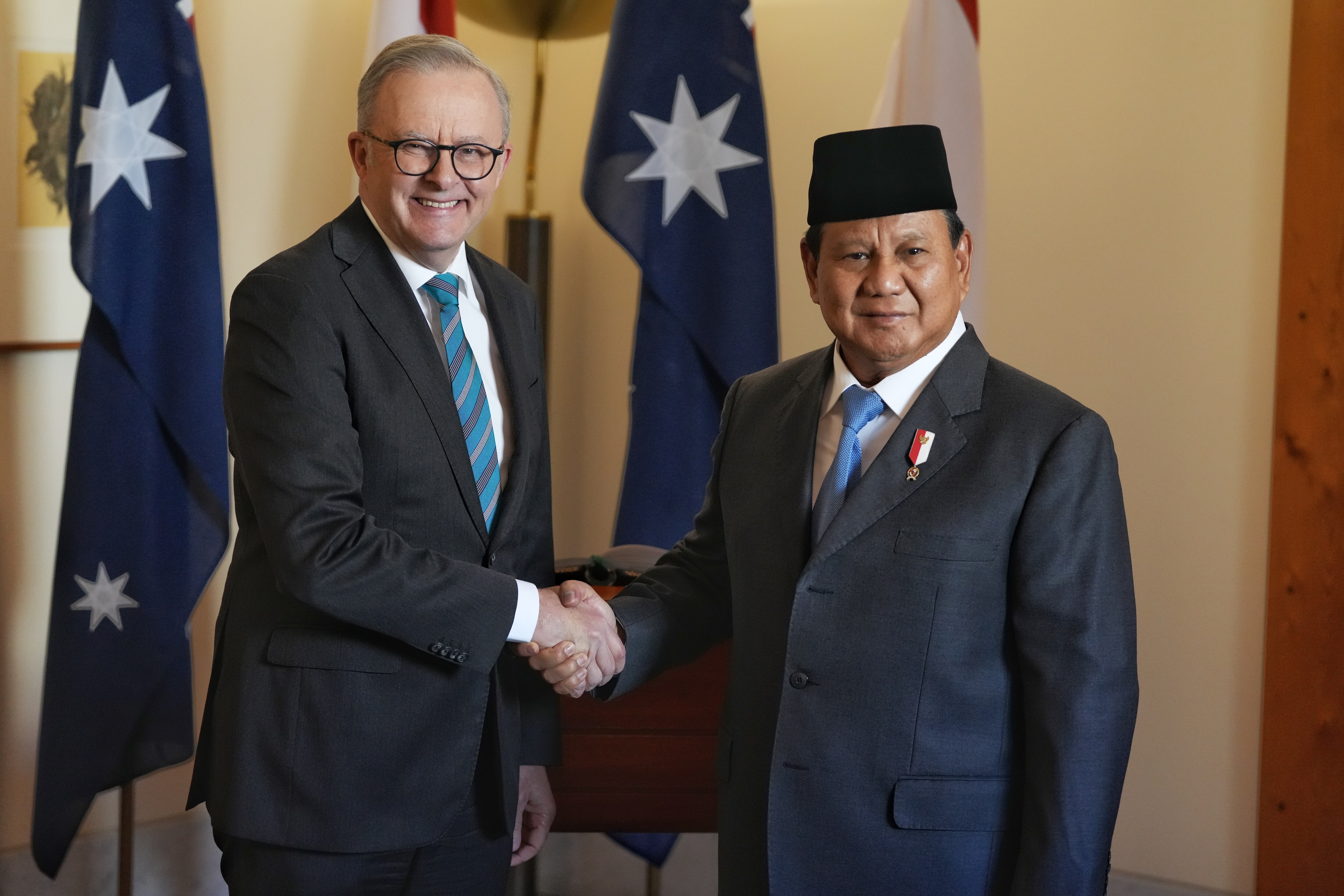 Probowo Subianto and Anthony Albanese shake hands after signing guest book.