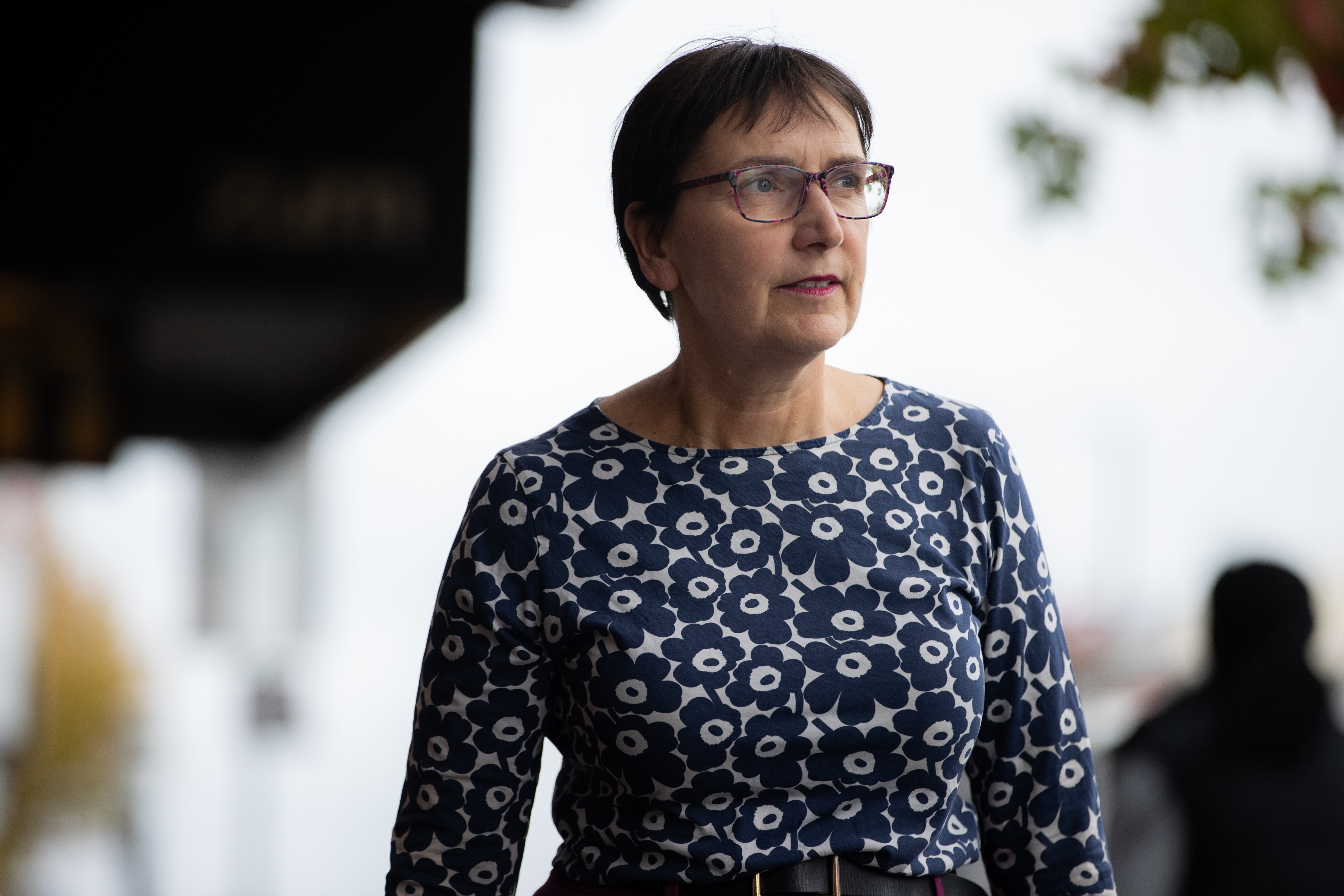 Uma mulher de óculos.