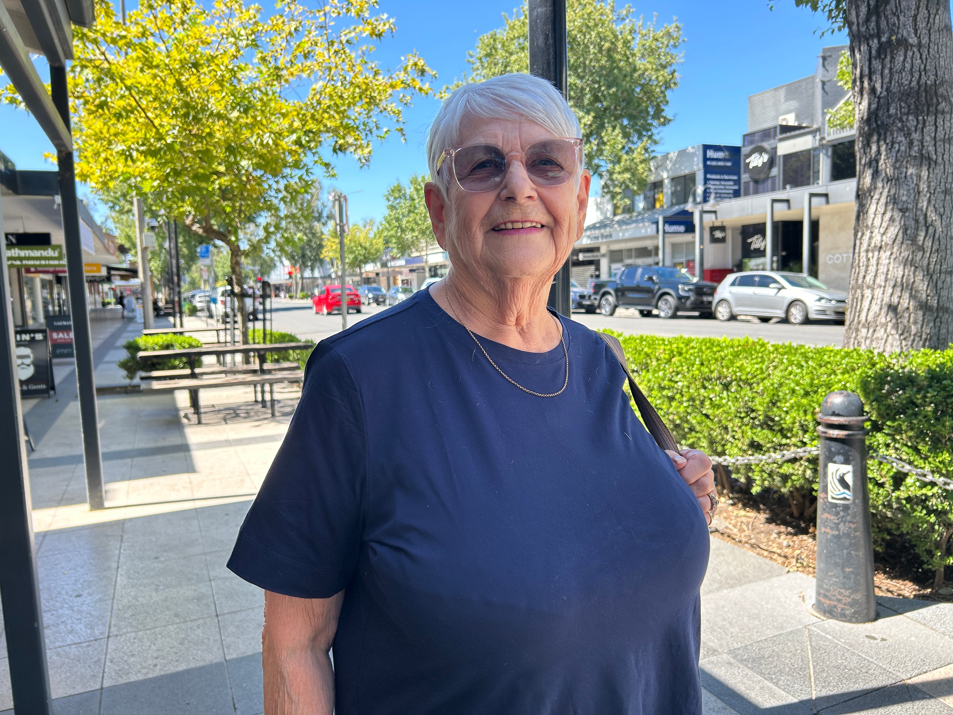 Mujer mayor con pelo corto gris y gafas.