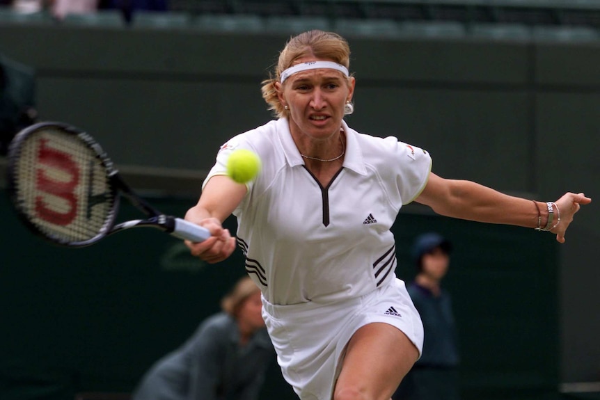 Steffi Graf playing at the 1999 Wimbledon tournament in her final year on the WTA tour