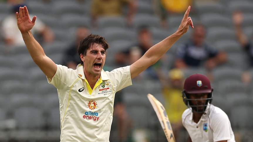 Live: Aussie bowlers get first breakthrough after Chanderpaul reaches milestone on debut