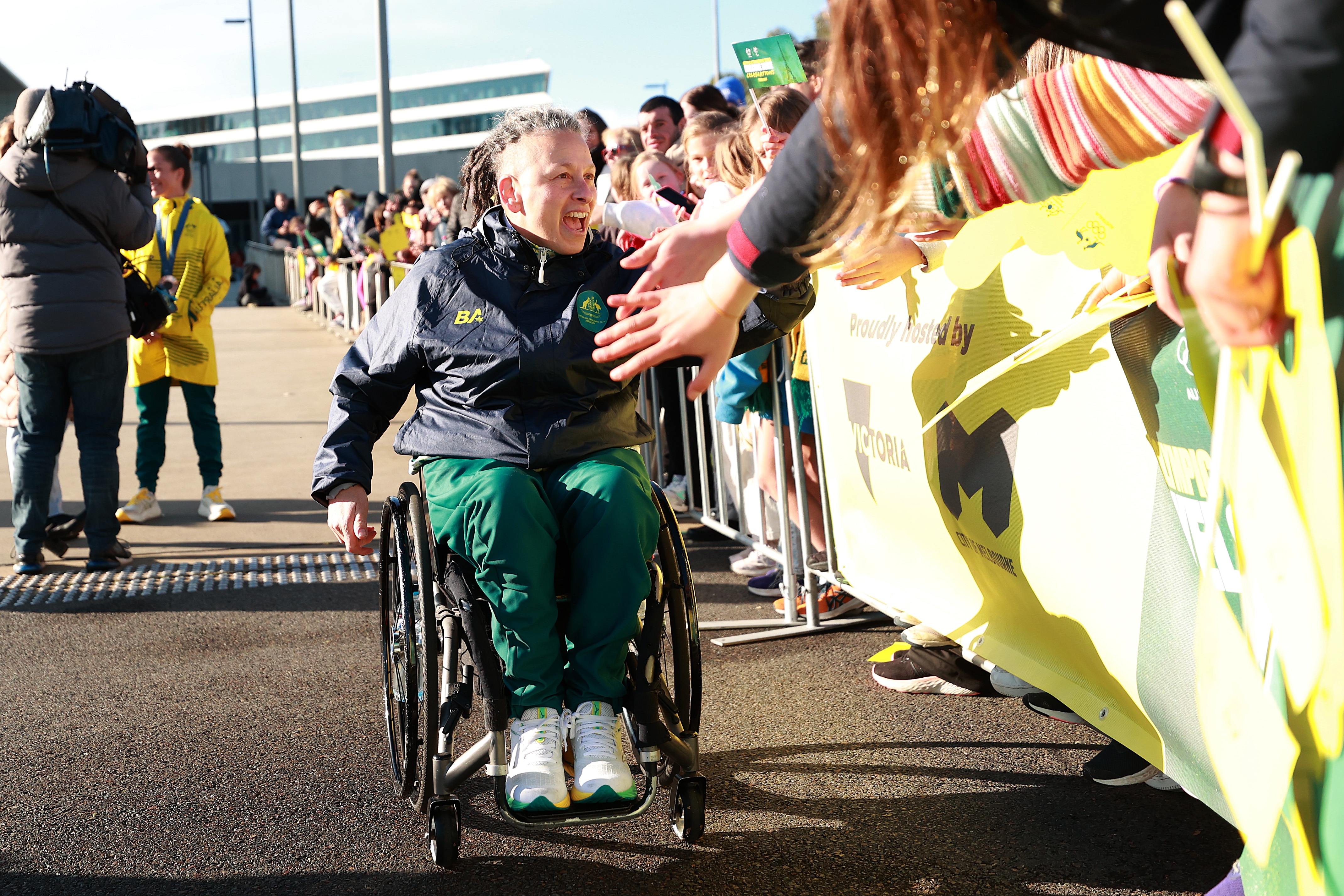 A paraolímpica Danni Di Toro ri ao cumprimentar o torcedor.