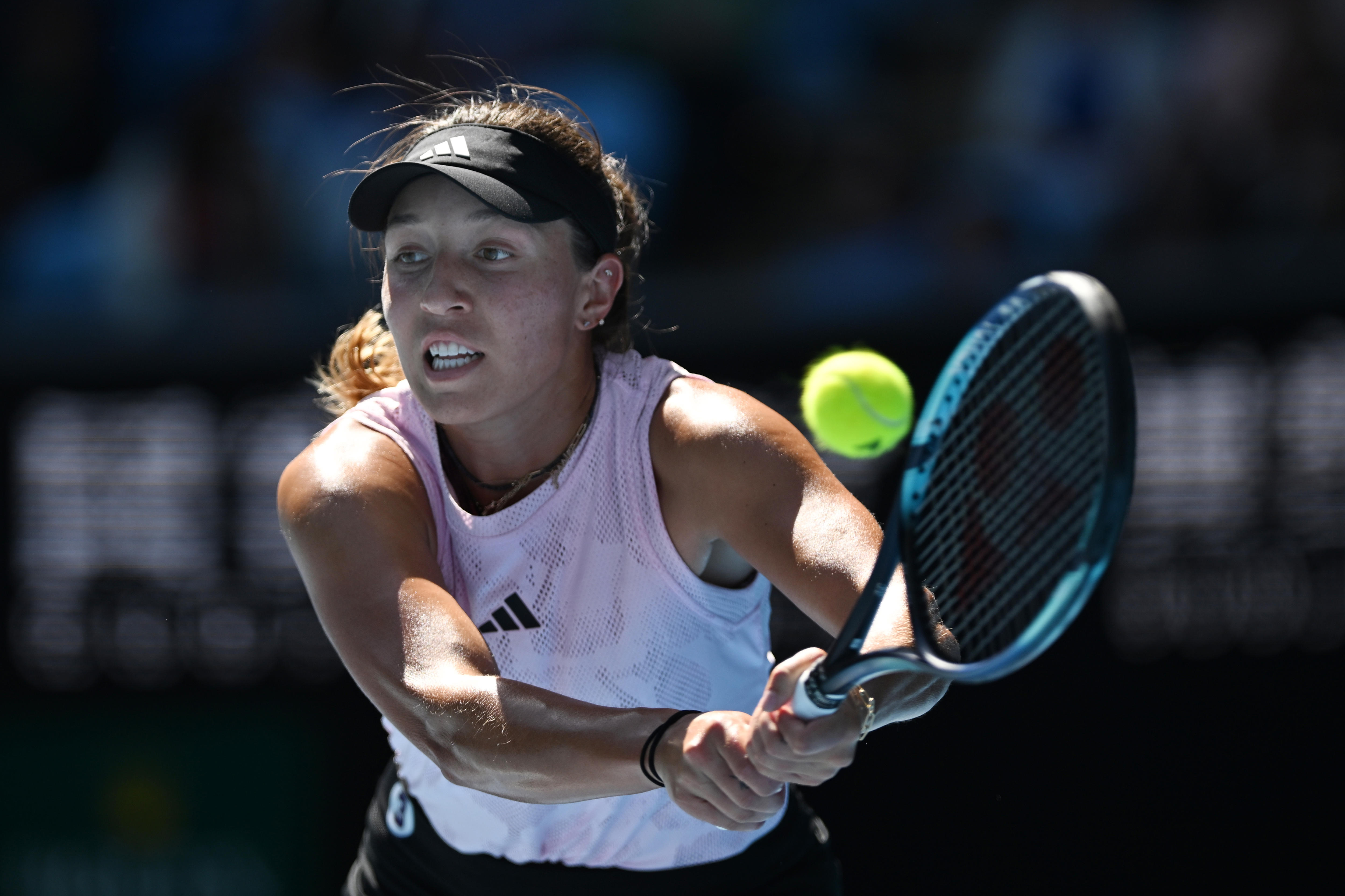 一名美国女子网球运动员在澳大利亚网球公开赛上为反手击球做准备。