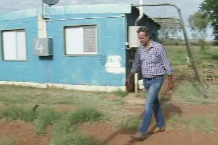 Federal Indigenous Affairs Minister Nigel Scullion takes to the streets of Papunya to get kids to school.